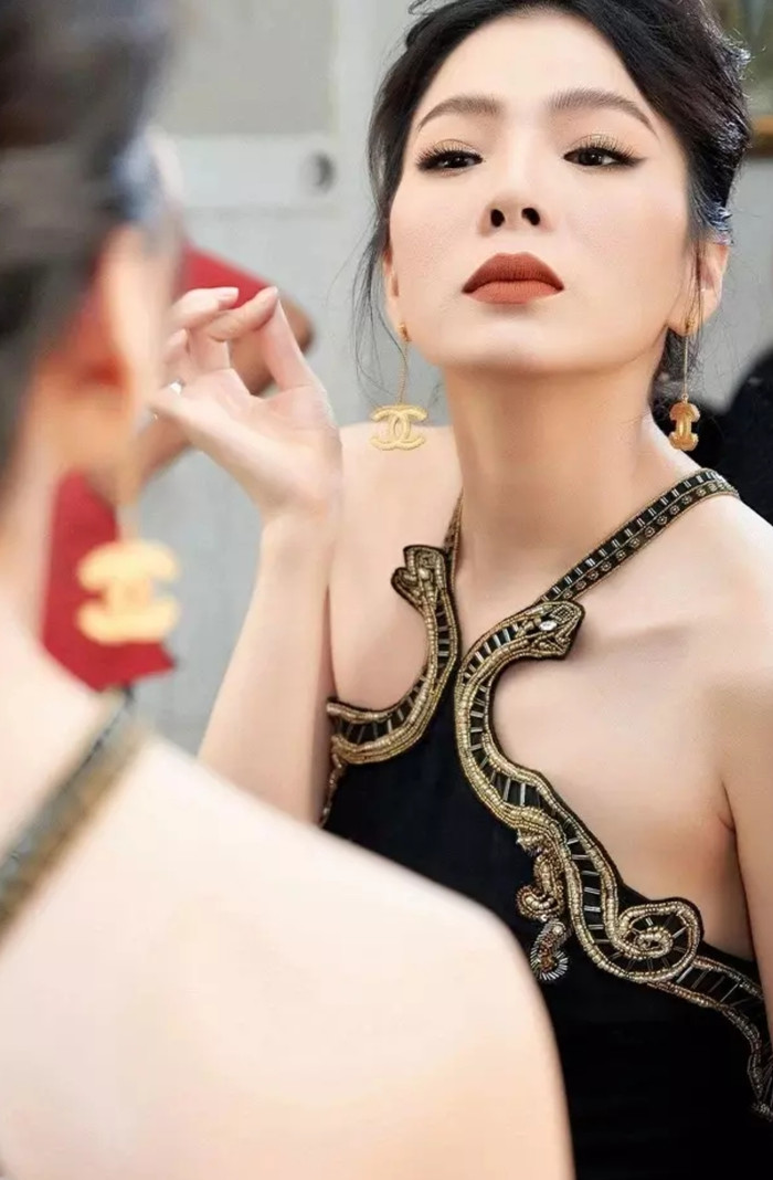 Visual sang chảnh, quyến rũ mà Lệ Quyên vừa đăng tải lên trang cá nhân...