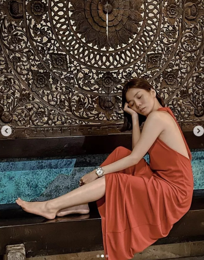 Từ khi quen tình trẻ, Lệ Quyên thay đổi hẳn phong cách ăn mặc. Cô ưa chuộng những bộ cánh quyến rũ, cắt xẻ.