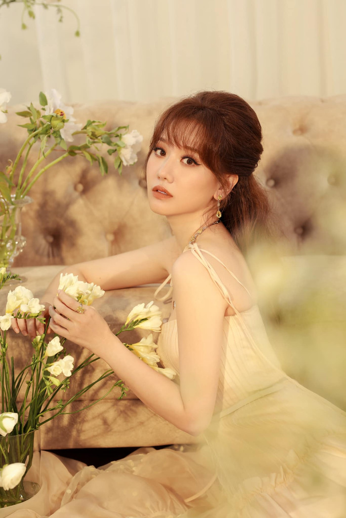 Hari Won thả dáng xinh 'hết phần người ta' bắt trend nhảy nhún vai.