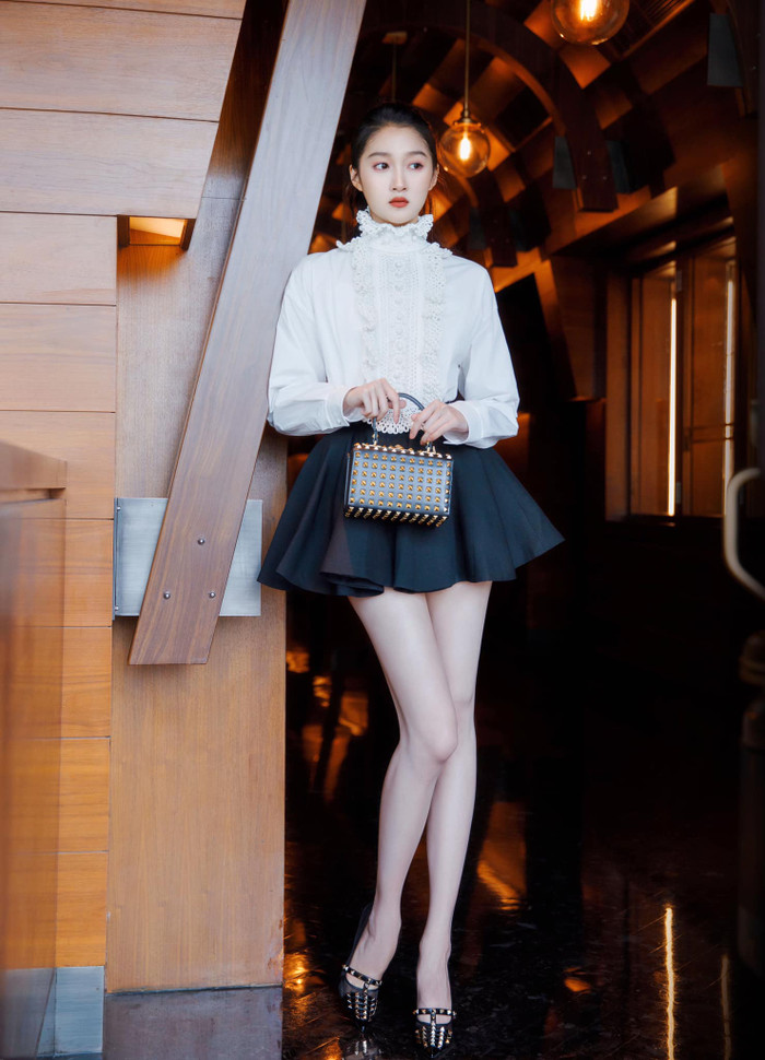 Quan Hiểu Đồng sở hữu đôi chân dài nên nữ diễn viên cũng chọn cho mình set đồ đen/trắng với áo sơ mi mix cùng chân váy ngắn