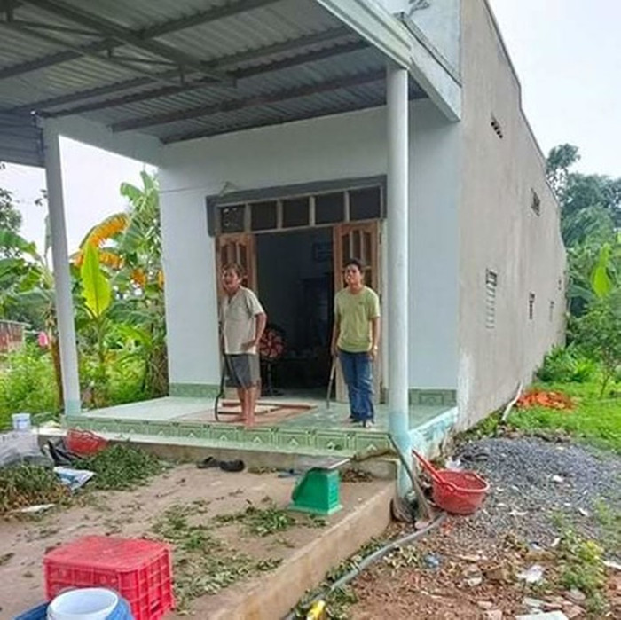 Hình ảnh 2 cha con Bảo cố thủ, cầm rựa chống đối lực lượng chức năng