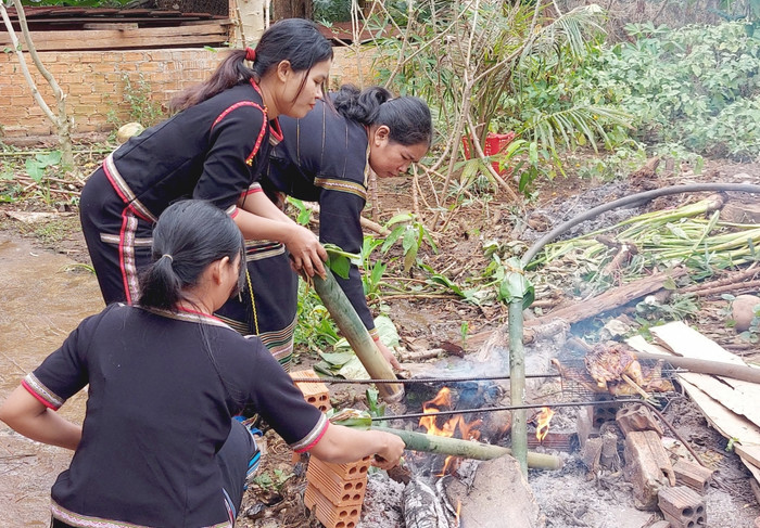 Người Ê Đê thường dùng cách nướng trên bếp than, trở nhiều lần cho thịt trong ống chín đều và không bị cháy.