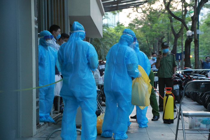 Đơn vị y tế phun khử khuẩn toà nhà.
