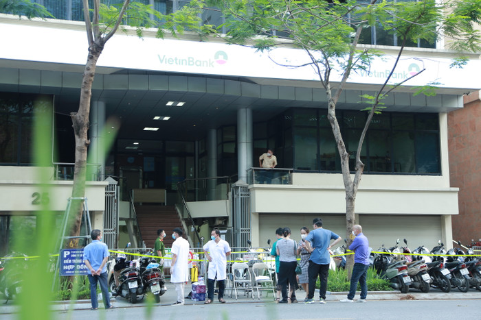 Lực lượng chức năng nhanh chóng tiến hành các biện pháp phòng dịch tại toà nhà này.