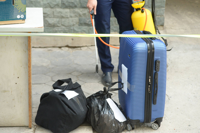 Các nhu yếu phẩm được sát khuẩn trước khi mang vào trong.