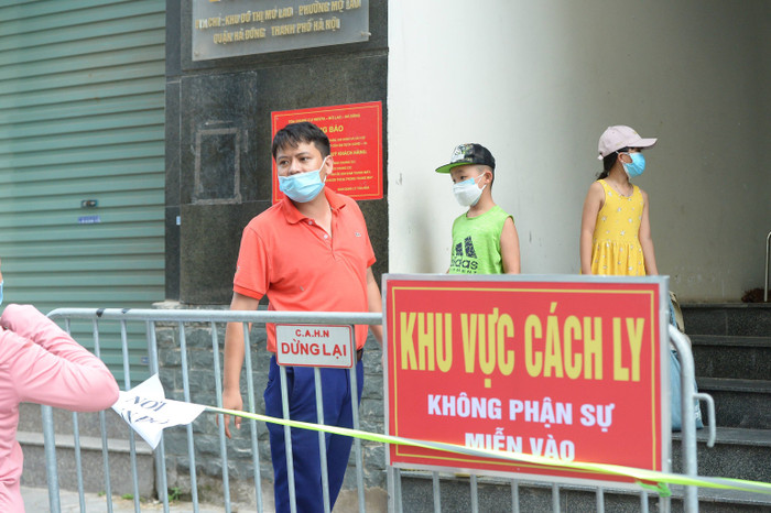 Lực lượng chức năng tiến hành phong toả toà nhà.