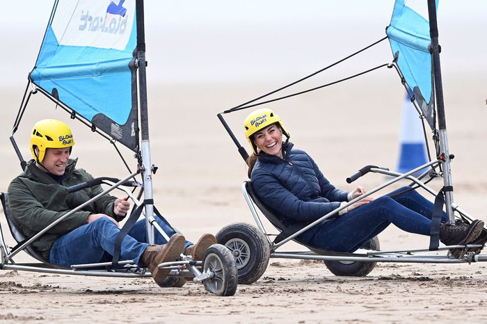 Tình yêu lại rực rỡ thêm lần nữa khi Công tước và Nữ công tước xứ Cambridge tham gia một sự kiện ‘du thuyền trên cạn’ tại bãi biển West Sands (St Andrews), nơi họ gặp nhau lần đầu 20 năm trước.