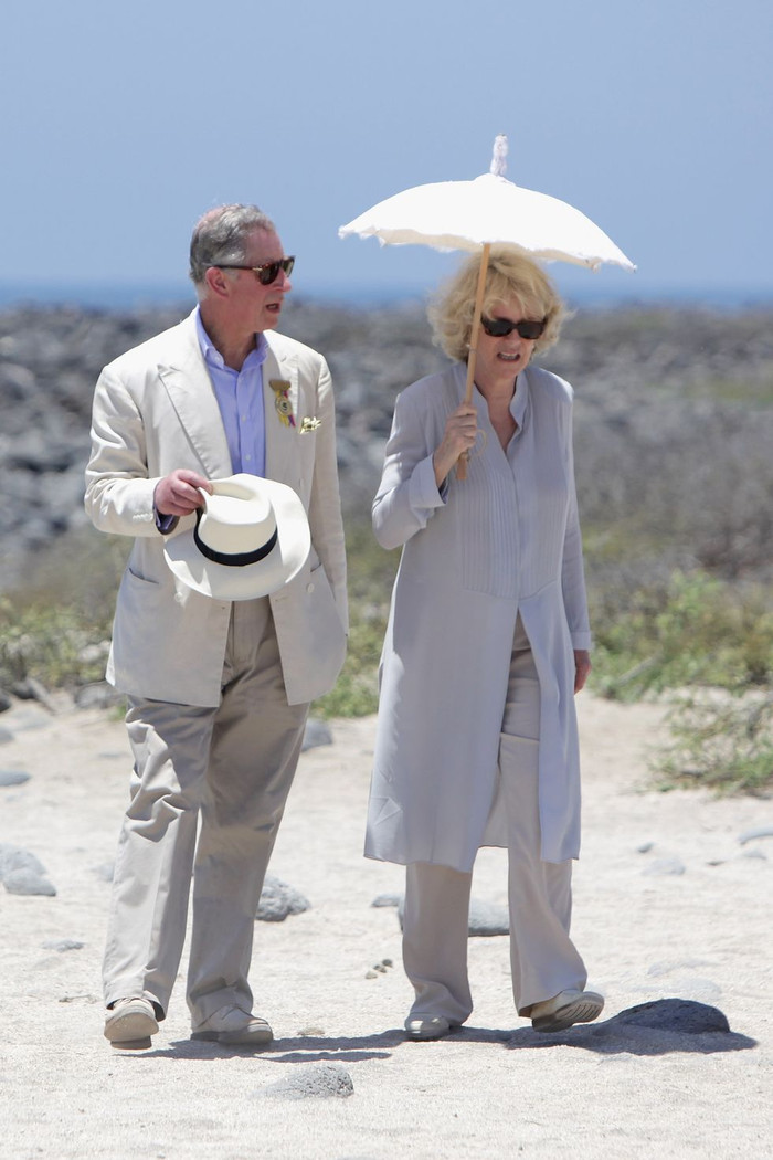 Thái tử Charles và Camilla (Nữ công tước xứ Cornwall) đang tản bộ dọc theo bãi biển trên Đảo Bắc Seymour (Galapagos). Cặp đôi thậm chí còn mặc quần áo đồng điệu về cả màu sắc và chất liệu.
