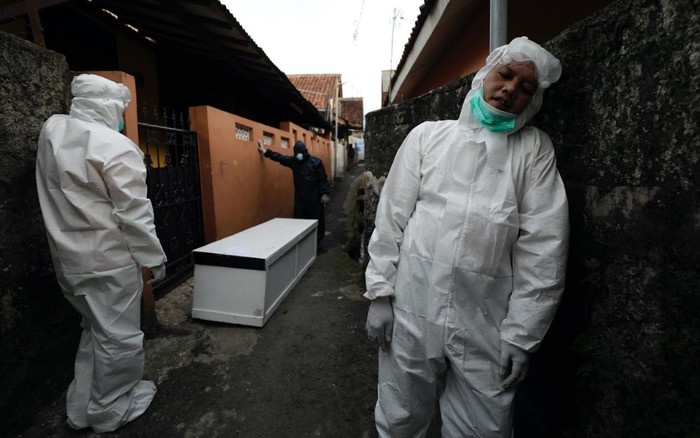 Nỗi lòng các tình nguyện viên dọn xác bệnh nhân Covid-19 ở Indonesia Ảnh 2