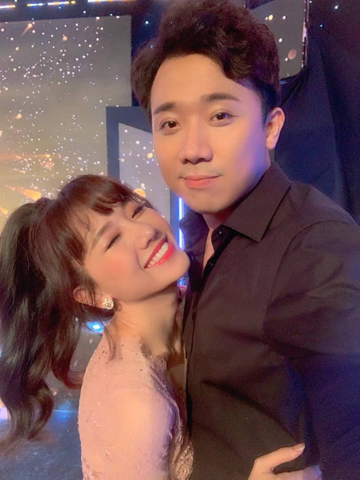 Trên trang cá nhân, Hari Won nhiều lần đăng bài 'bóc phốt' ông xã từ lúc ở nhà rất mê nấu ăn và hay nấu ra rất nhiều món ngon khiến cô không thể dừng ăn.