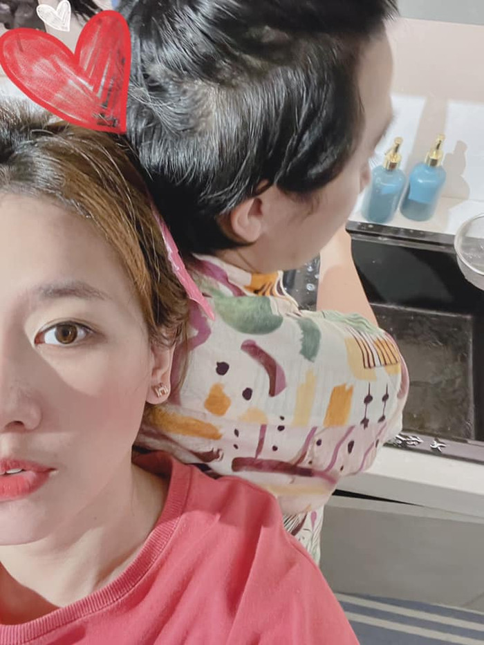 Cặp đôi vừa kỷ niệm 5 năm ngày cầu hôn cách đây không lâu bằng một tấm ảnh Hari Won dựa vào lưng Trấn Thành khi nam MC đang rửa chén.