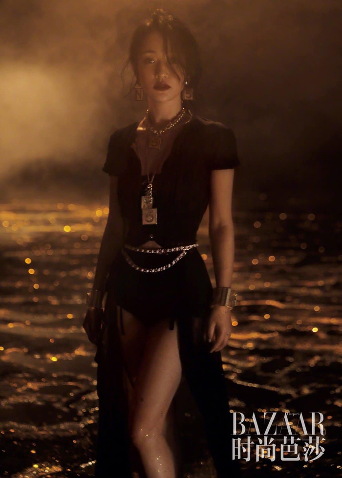 Châu Tấn khoác trên mình bộ Chanel màu đen có thiết kế gợi cảm với chân váy lộ được phần chân thon thả của cô