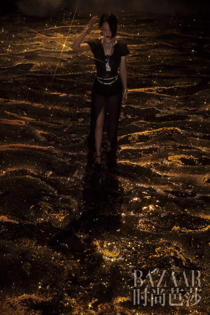 Bối cảnh chụp hình lung linh, huyền ảo bao trùm xung quanh nữ diễn viên Cbiz