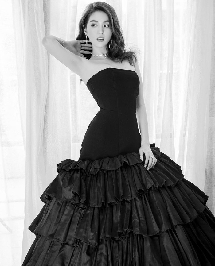 'Cuối cùng thì sự cố gắng của Trinh cũng được đền đáp bằng việc ngồi đây, một Ngọc Trinh, một diễn viên, một founder.' - Chân dài sinh năm 1989 tự hào chia sẻ.