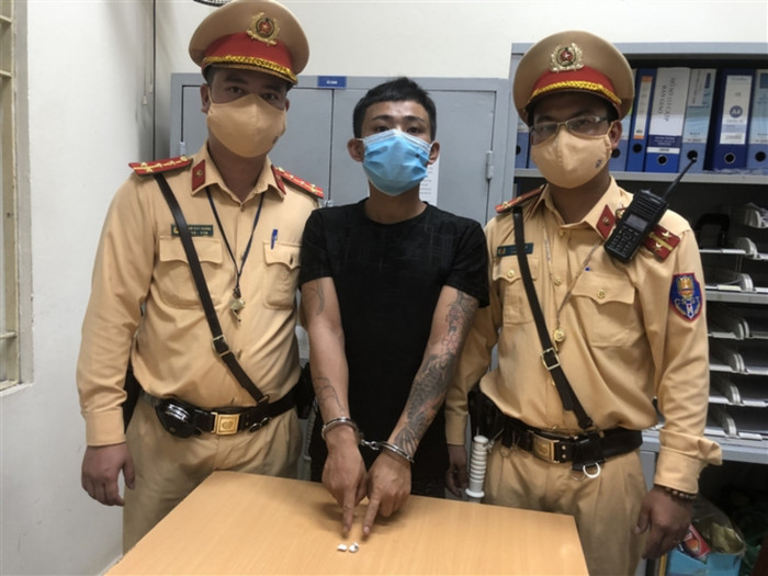 Lo Văn Cáng cùng tang vật.