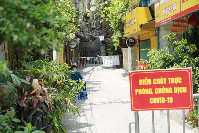 Lực lượng chức năng túc trực tại chốt kiểm dịch.