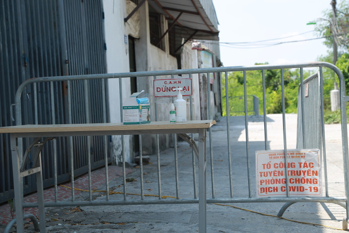 Dung dịch sát khuẩn tay và khẩu trang được chuẩn bị tại đây.