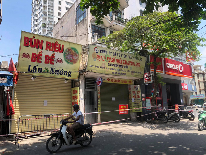 Lực lượng chức năng phong toả 3 nhà liền kề với cửa hàng bán Vietlott tại 58 Lĩnh Nam do liên quan ca dương tính mới.