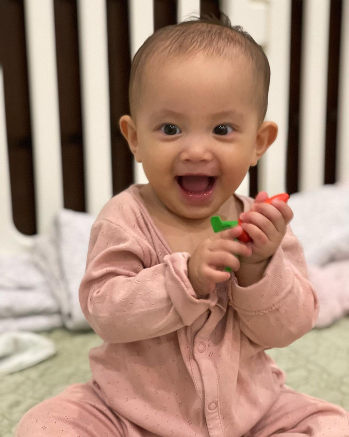 Đặc biệt những lúc cười toe toét thì càng khiến ai nấy phải ôm tim vì quá đỗi đáng yêu.