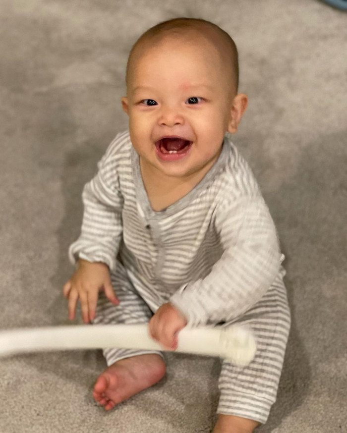 Nở một nụ cười thiệt tươi hết cỡ để xem các cô các chú có bị vẻ đáng yêu của Leon chinh phục không nào.