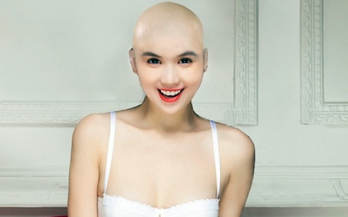 Cận cảnh Ngọc Trinh của Vũ Khắc Tiệp cạo đầu và nàng WAGs xuống tóc Ảnh 2