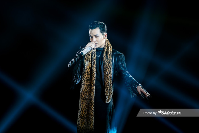 Nam ca sĩ cho biết dịch Covid-19 cũng khiến kế hoạch của đội mình bị ảnh hưởng