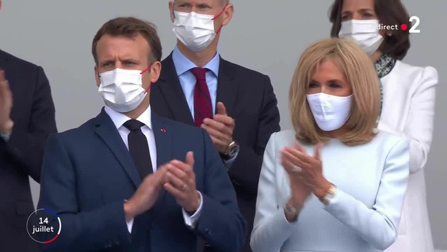 Đệ nhất phu nhân Pháp gây tranh cãi vì lạnh lùng với chồng trẻ, không chịu đeo khẩu trang Ảnh 7