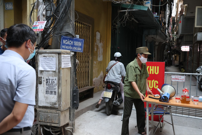 Người dân khi đã vào khu vực phong toả thì không được ra ngoài khi chưa hết thời gian cách ly theo quy định.