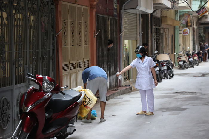 Đơn vị y tế chuẩn bị tiếp cận khu vực phong toả để làm nhiệm vụ.