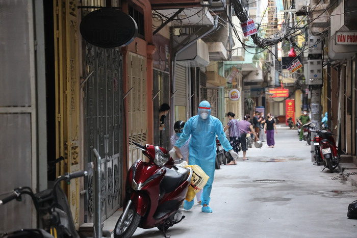 Khử khuẩn kỹ lưỡng để phòng dịch.