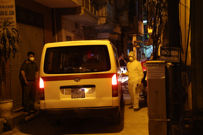 Xe vận chuyển bệnh nhân đi cách ly theo quy định.