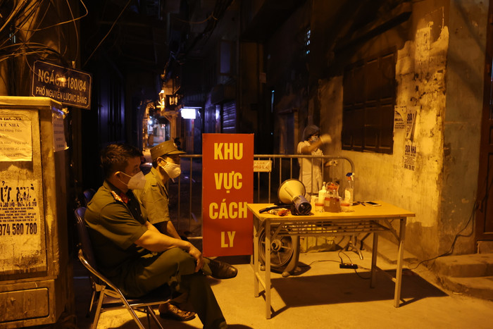 Hà Nội: Phong toả con ngõ tại quận Đống Đa sau khi có một F1 dương tính SARS-CoV-2 Ảnh 9