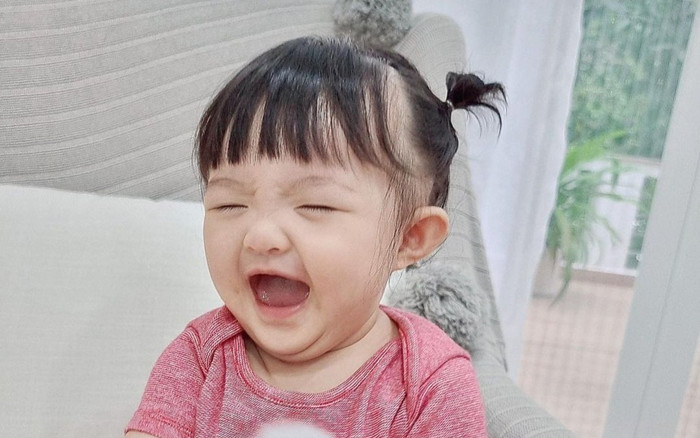 Đông Nhi 'dìm hàng' con gái cưng Winnie bằng loạt ảnh lộ nọng cằm, body ngấn mỡ Ảnh 2