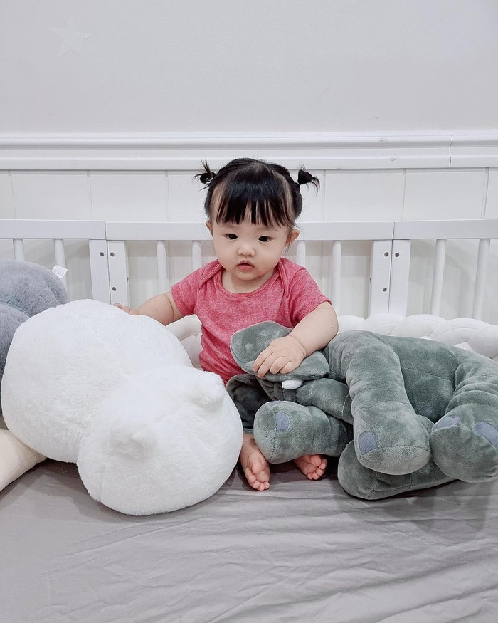 Đông Nhi khoe ảnh con gái cưng Winnie ngồi chơi gấu bông cực đáng yêu.