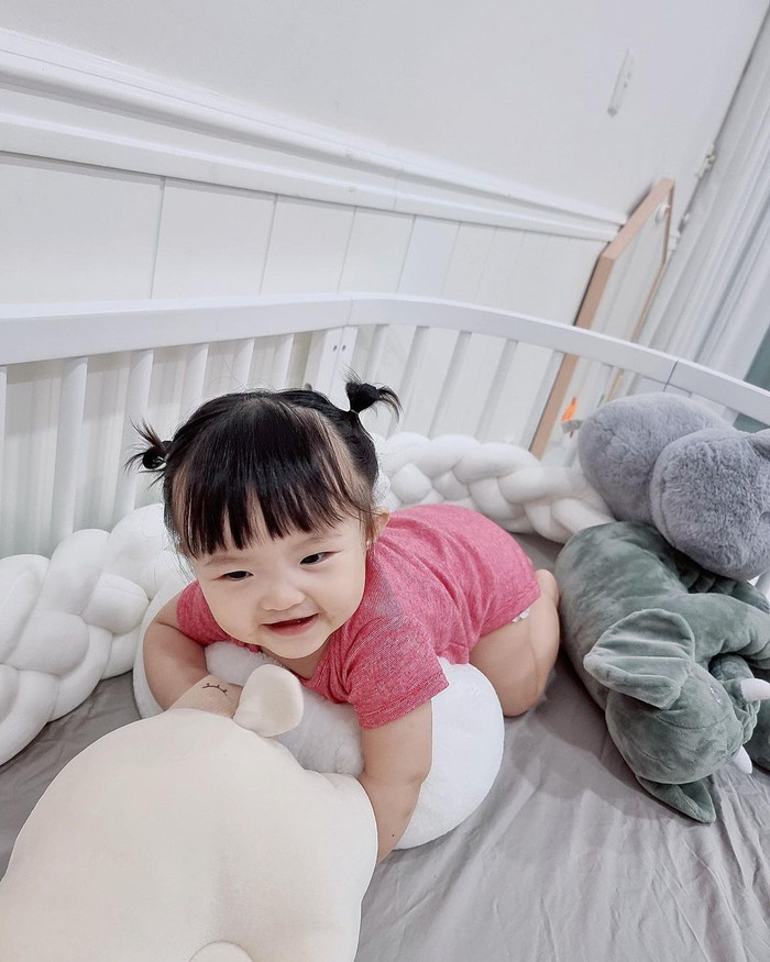 Hôm nay Winnie mặc một bộ đồ màu hồng tôn lên nước da trắng sữa của nhóc tì.