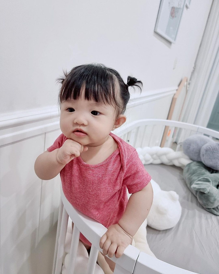 Với vẻ ngoài bụ bẫm, gương mặt 'búng ra sữa' của Winnie là biết ngay được mẹ Đông Nhi 'mát tay' trong việc nuôi con như thế nào rồi.