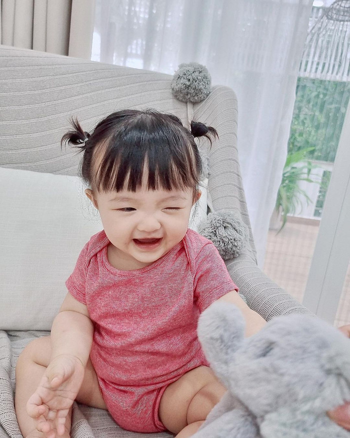 Dù lộ nọng cằm và thân hình ngấn mỡ thế nhưng nhìn bé Winnie vẫn thấy cưng.