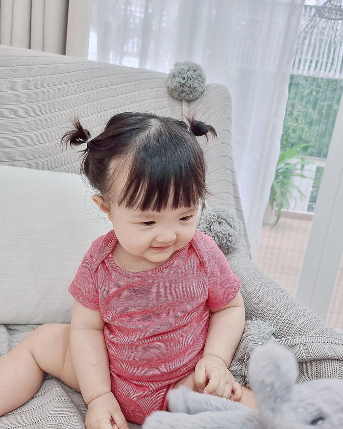 Hiện tại, con gái đầu lòng của cặp đôi Nhi - Thắng đã bước sang tháng tuổi thứ 9 và chính thức trổ mã thành công với bản sao hoàn hảo giống hệt Ông Cao Thắng.