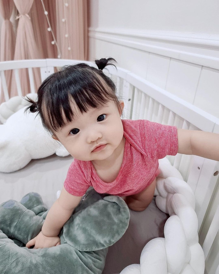 Phần tóc mái mới hôm nào được mẹ cắt ngắn ngũn làm gương mặt trở nên ngố tàu nay đã dài ra giúp Winnie trông đáng yêu thêm bội phần.