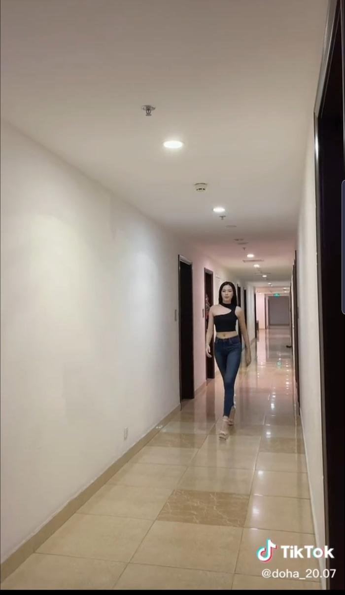 Clip 18 giây catwalk của Đỗ Thị Hà, 'đủ trình' chặt chém tại Miss World? Ảnh 2