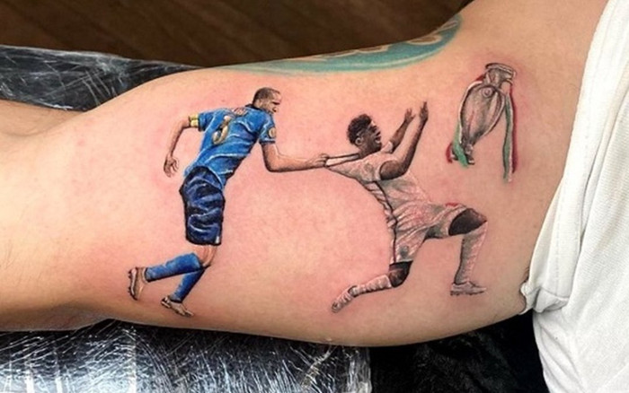 Fan cuồng Italia xăm cảnh Chiellini kéo ngã Saka Ảnh 2