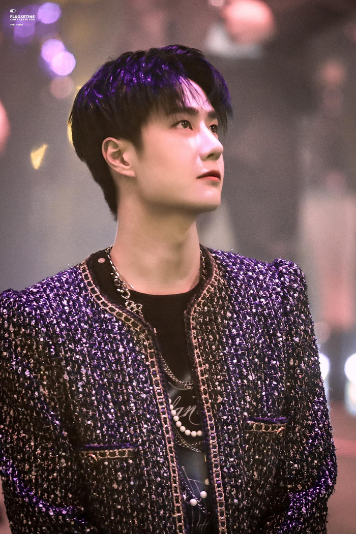 Vương Nhất Bác bơi giữa biển đèn màu xanh lá, biến concert công ty thành concert cá nhân Ảnh 3