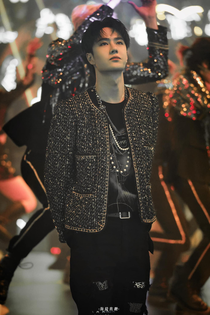 Vương Nhất Bác bơi giữa biển đèn màu xanh lá, biến concert công ty thành concert cá nhân Ảnh 4