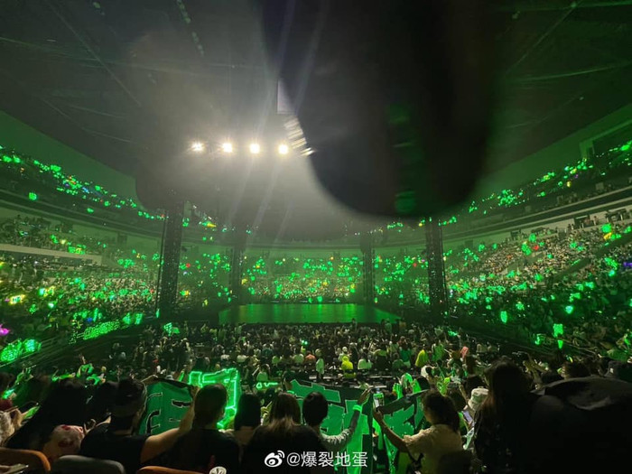 Vương Nhất Bác bơi giữa biển đèn màu xanh lá, biến concert công ty thành concert cá nhân Ảnh 8