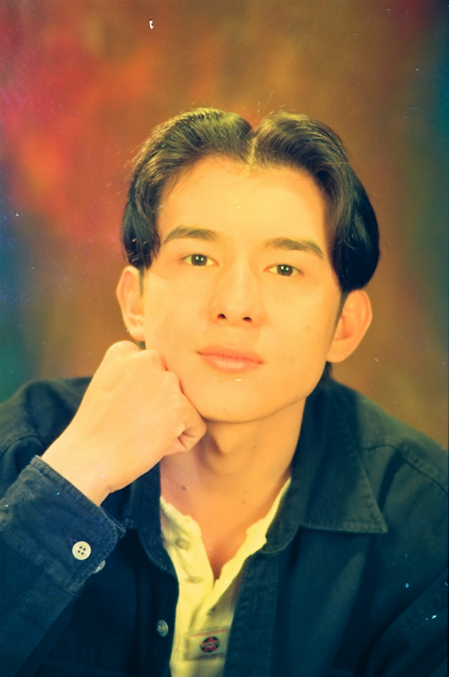 Mái tóc bổ luống bồng bềnh của Đan Trường từng là hiện tượng thời trang một thời.