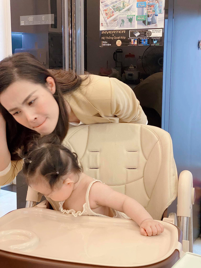 Đông Nhi và Winnie trong clip.