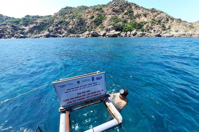 Khoanh vùng, đặt biển báo khu vực cấm các phương tiện có động cơ vào khai thác thủy sản để bảo vệ rạn san hô.