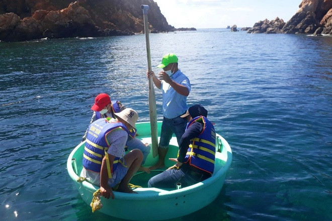 Anh Nguyễn Hữu Đảo, thành viên Tổ cộng đồng bảo vệ nguồn lợi thủy sản xã Nhơn Lý cho biết rạn san hô gần bờ có thể ngồi trên thuyền thúng để ngắm.