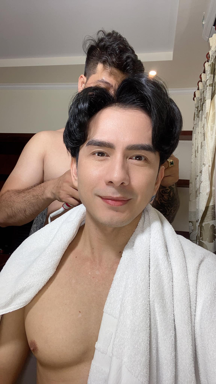 Kiểu tóc bổ luống bồng bềnh làm nên thương hiệu của Đan Trường.