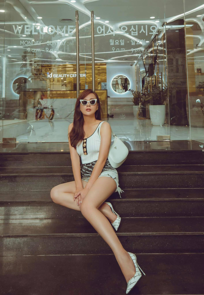 Kiểu ngã ngồi đầy thần thái của Phương Oanh